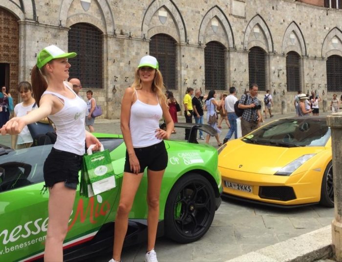 Lamborghini in Piazza del Campo e bandiere alle trifore