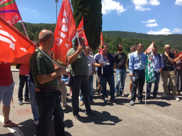 Licenziamenti Gsk, sciopero dei lavoratori. I sindacati: "Azienda dica ci&ograve; che vuole, dati inequivocabili"