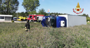 Camion ribaltato, conducente soccorso con Pegaso