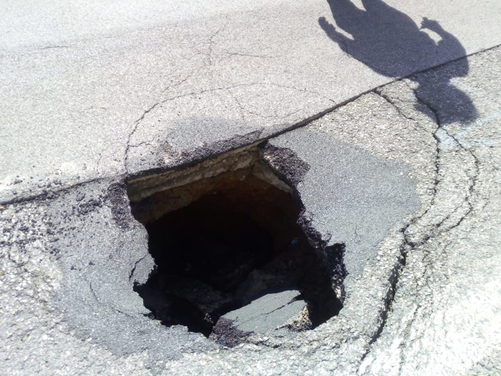 Si apre una voragine in via Berlinguer. Traffico deviato