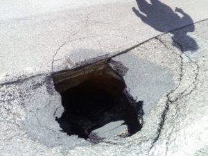 Si apre una voragine in via Berlinguer. Traffico deviato