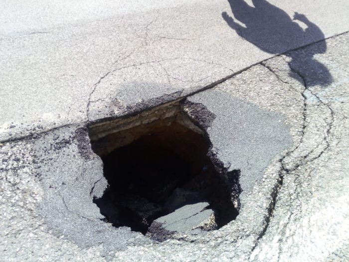 Si apre una voragine in via Berlinguer. Traffico deviato