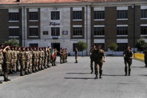 La cerimonia del cambio della guardia alla Folgore: il comandante Federico Bernacca sostituisce il colonnello Fraterrigo
