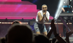 Grande successo per il concerto di Arisa al Valdichiana Outlet Village: tutto esaurito