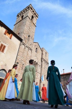 Abbadia San Salvatore celebra i fasti del suo medioevo con l&rsquo;&ldquo;Offerta dei censi&rdquo;