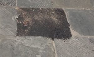 Inciampò in una lastra sconnessa e morì: il Comune risarcirà i figli con 350mila euro