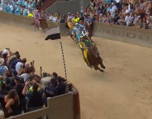 Palio, sanzioni: lancio della bottiglietta, nessuna sanzione disposta