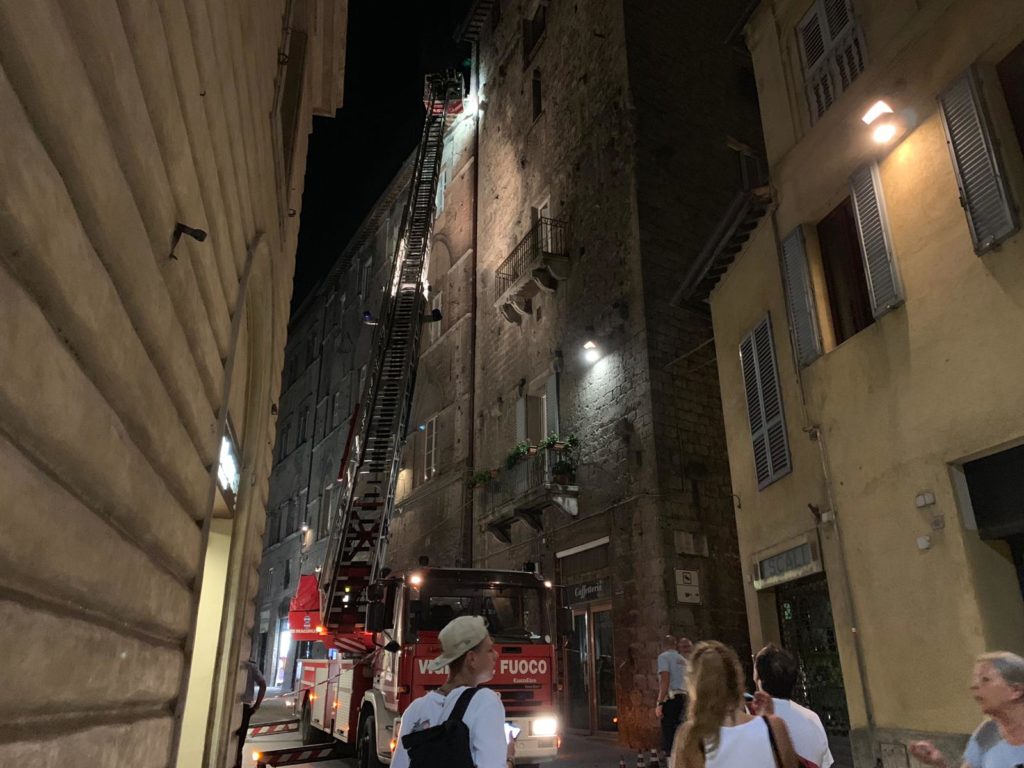 Cade un pezzo di cornicione in via Banchi di Sotto