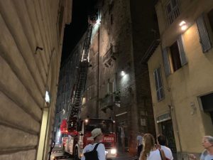 Cade un pezzo di cornicione in via Banchi di Sotto