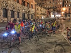 Le biciclette guidate da bambini e genitori invadono Siena con Bimbibimbici in notturna