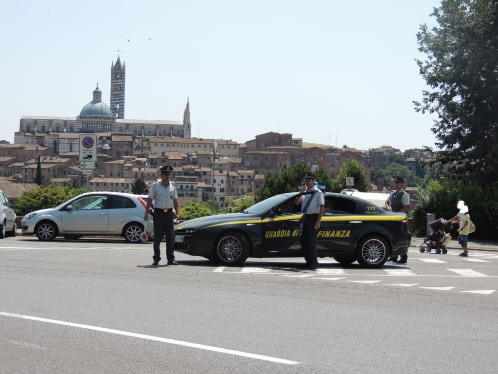 Costa cara la passeggiata in centro: multa di 400 euro a due persone