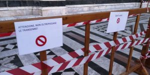 Un pezzo di travertino si stacca dal Duomo e sfiora una turista