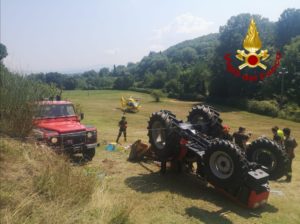 Rimane incastrato sotto ad un trattore, pronto intervento dei Vigili del Fuoco