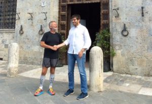 Gianpaolo Fattori, uno dei tedofori delle Olimpiadi 2018 ricevuto dal vicesindaco Corsi