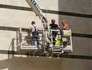 Sopralluogo al Duomo dopo la caduta di frammenti. Escluso il rischio di altri cedimenti