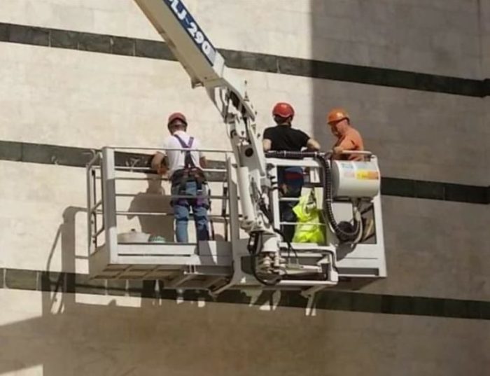 Sopralluogo al Duomo dopo la caduta di frammenti. Escluso il rischio di altri cedimenti