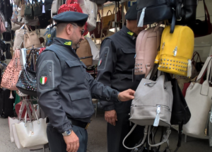 La Finanza sequestra al mercato 900 accessori per l'acconciatura dei capelli