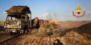 Incendio ad Asciano, un camion prende fuoco -LE FOTO
