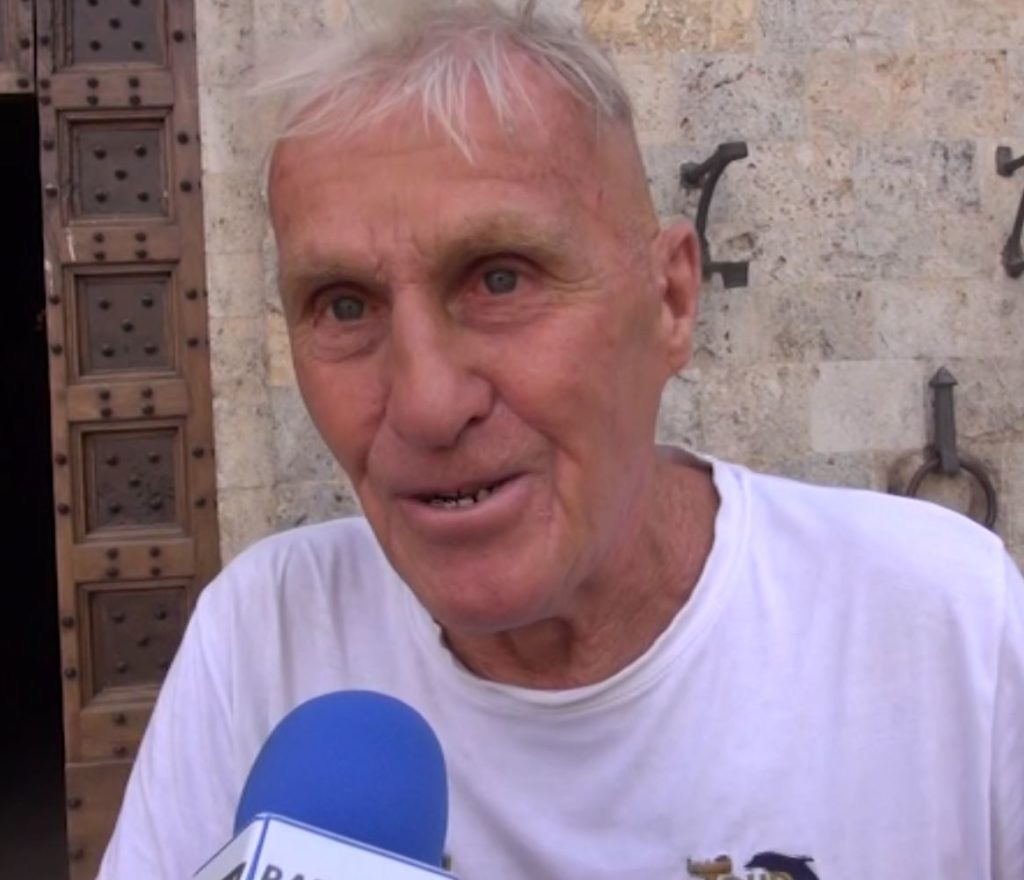 Janus River, l'82enne che gira il mondo in bici fa tappa a Siena