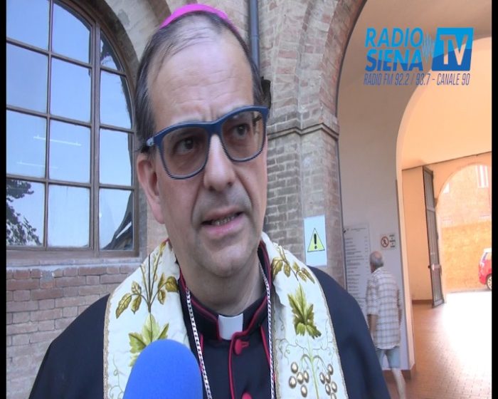 Migrazione, arcivescovo Lojudice: "Siena &egrave; un modello da seguire" e a chi lo accusa di fare politica risponde: "Mi interessa la persona umana"