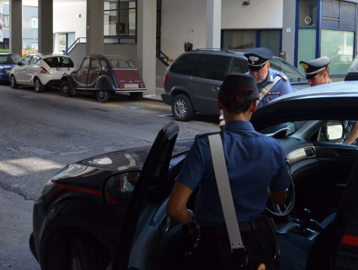 Pedinava e minacciava la ex moglie, denunciato 42enne