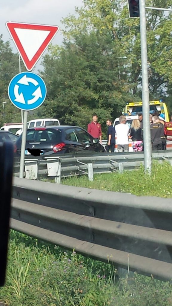 Tamponamento alla rotonda dei vigili del fuoco, tre mezzi coinvolti