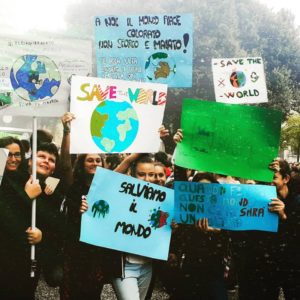 Terzo global climate strike: "Chi non salta inquinatore &egrave;": il coro dei pi&ugrave; piccoli, mentre i giovani chiedono alla politica di mobilitarsi per l'ambiente