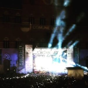 Boomdabash, Piazza del Campo balla con"Maria" ma Corsi e Appolloni si arrabbiano: "Inno alla droga con l'immagine della Madonna"