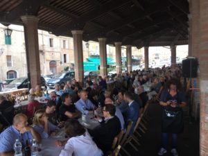 "Pranzo coi nonni" sotto il Tartarugone, un'edizione da record