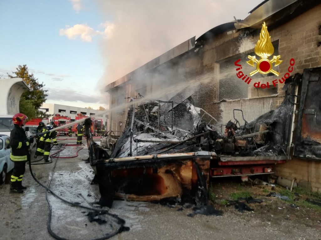 Incendio divora capannone, distrutte auto e furgone