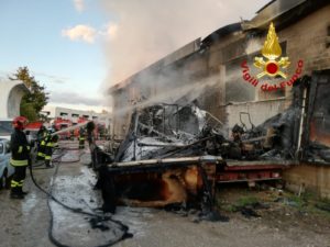 Incendio divora capannone, distrutte auto e furgone