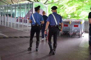 Ruba dal centro commerciale, fermato e denunciato 20enne