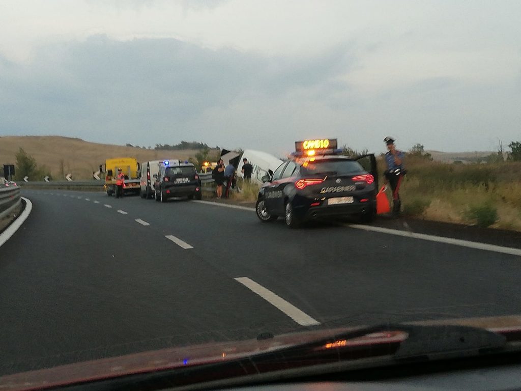 Furgone fuori strada sulla Siena-Bettolle