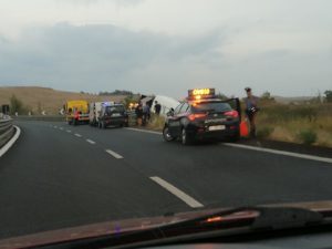 Furgone fuori strada sulla Siena-Bettolle