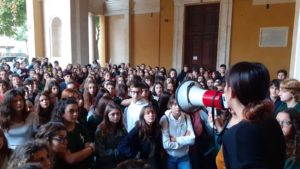 Gli studenti del Liceo Piccolomini protestano: "La scuola crolla e siamo senza aule"