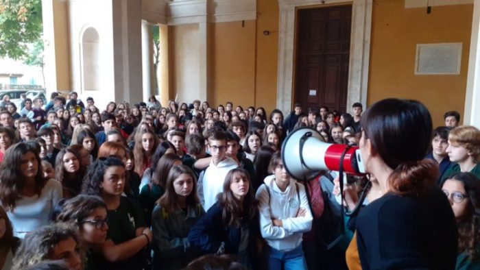 Gli studenti del Liceo Piccolomini protestano: "La scuola crolla e siamo senza aule"