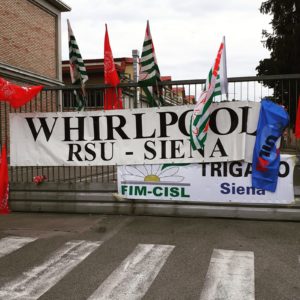 Whirlpool, il presidio dei dipendenti senesi: "Non molliamo, vogliamo lavoro"