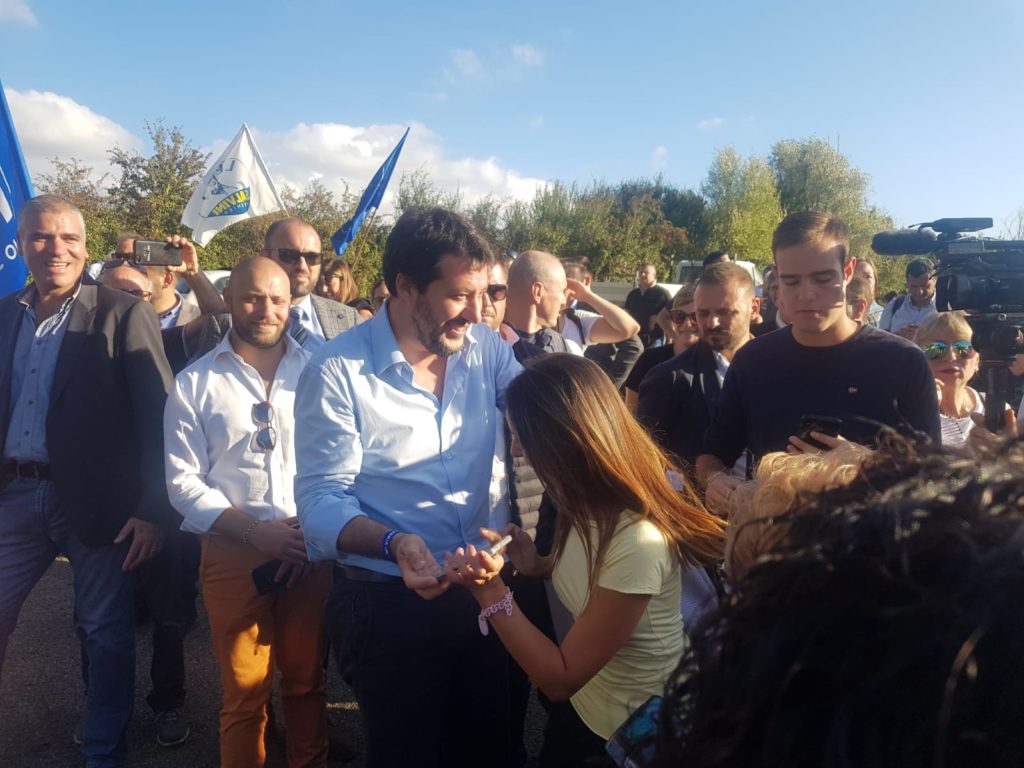 Salvini: "Spero che i poliziotti vengano prosciolti. Tra guardie e ladri sto dalla parte delle guardie"