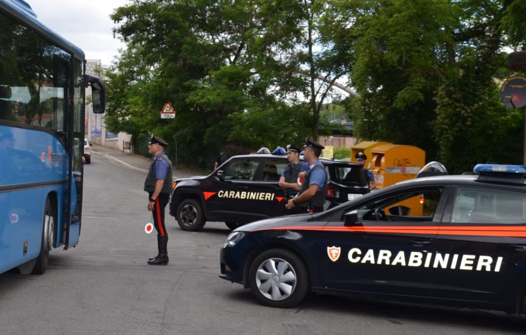 Sul tram senza biglietto: aggredisce controllore e si d&agrave; alla fuga