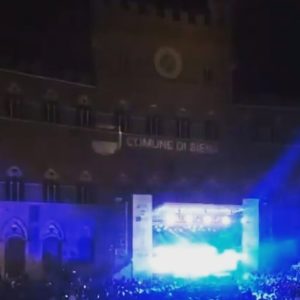 La Lega tuona: "Concerto Bright, immagine della Madonna durante canzone sulla marijuana"