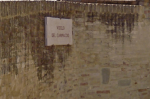 Ragazzo africano bivacca nel vicolo del Campaccio, il Comune "Rifiuta il sostegno, prenderemo misure"