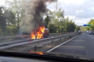 Furgone a fuoco sulla bretella di Siena Nord dell'Autopalio
