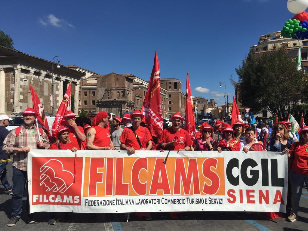 Appello Cgil: "Orario ridotto, stop file e domenica chiusi: le altre catene facciano come Coop"