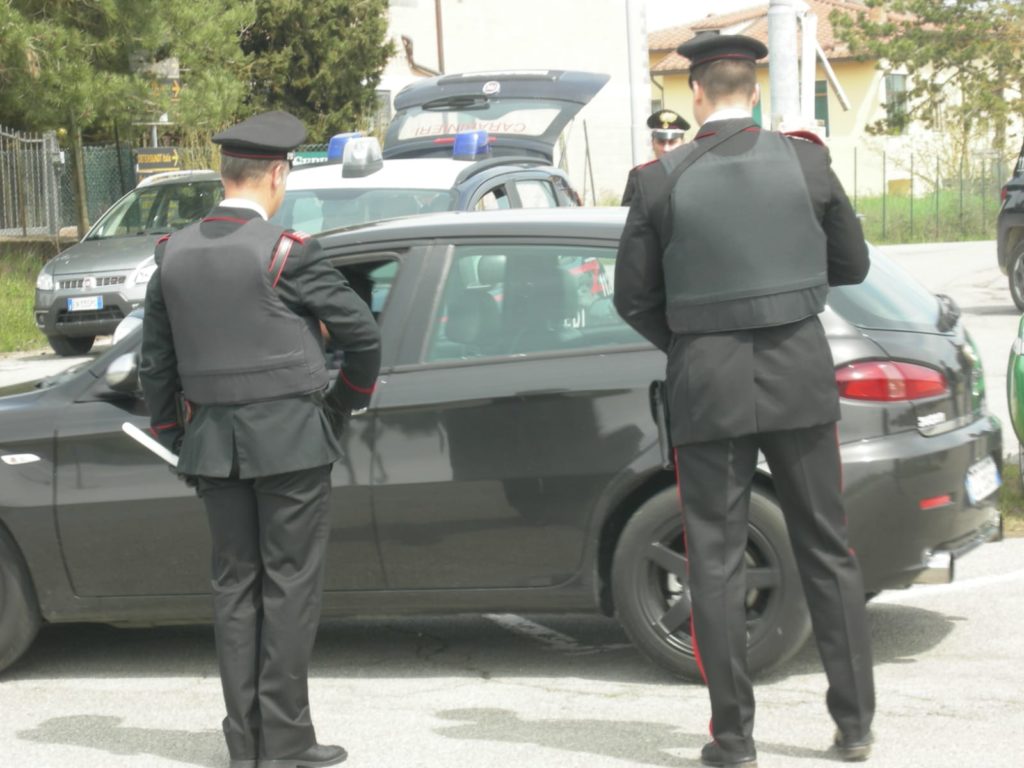 Senza patente fa il furbo e cerca di sfuggire al controllo: stangato un 40enne