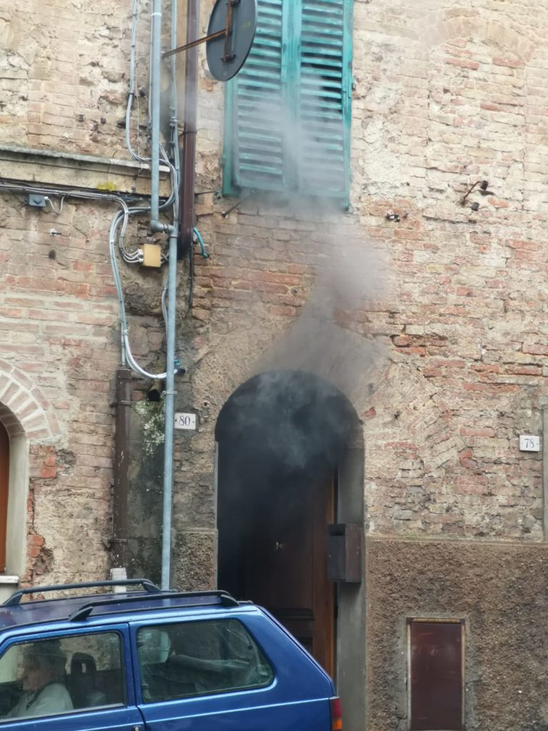 Fulmine cade in via dei Pispini, prende fuoco l'impianto elettrico di una casa