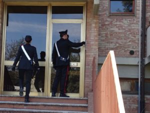 Scappa sul tetto per non essere catturato, arrestato un 37enne