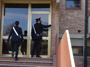 Scappa sul tetto per non essere catturato, arrestato un 37enne