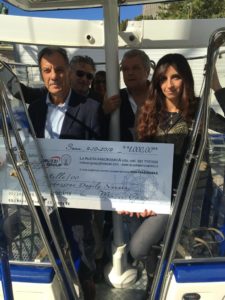 Ruota panoramica, grazie ai gestori consegnato assegno da mille euro alla Fondazione Danilo Nannini
