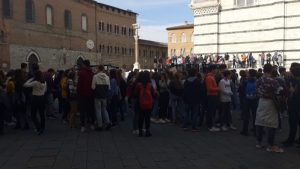 Mancanza di aule, gli alunni del Piccolomini tornano a protestare