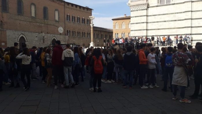 Mancanza di aule, gli alunni del Piccolomini tornano a protestare